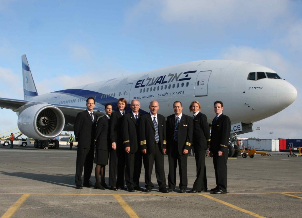 777-200ER 4X-ECE, ‘Sderot’, at Paine Field, Everett, Washington, with the crew who flew it on 25 July 2007 to New York-JFK and Tel Aviv. (EL AL).