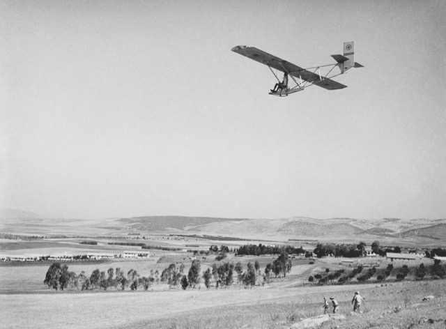 Wrona glider of the Israel Aero Club during a training flight over the Jezreel Valley near Afula (Israel Government Press Office)