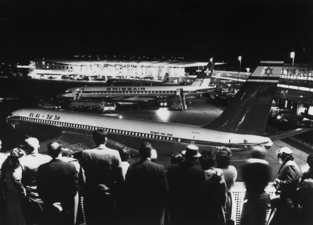 EL AL’s first 707, 4X-ATA, at the International Arrivals Building, Idlewild (later JFK) Airport, New York, 1961. (EL AL)